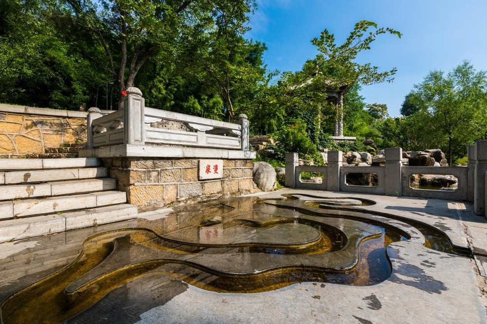 长清区泉水旅游_长清张夏晓露泉_房头村泉水景观
