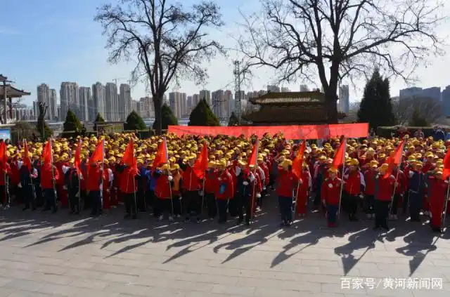 继承先烈遗志争做文明少年_小学生清明扫墓新闻报道稿_太原建设路小学清明祭扫活动