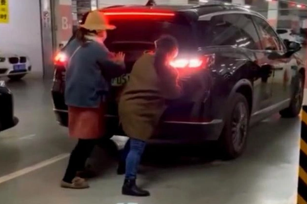 女子人肉占车位被顶开_南京人肉占车位事件_劳斯莱斯车主吐槽女子人肉占车位