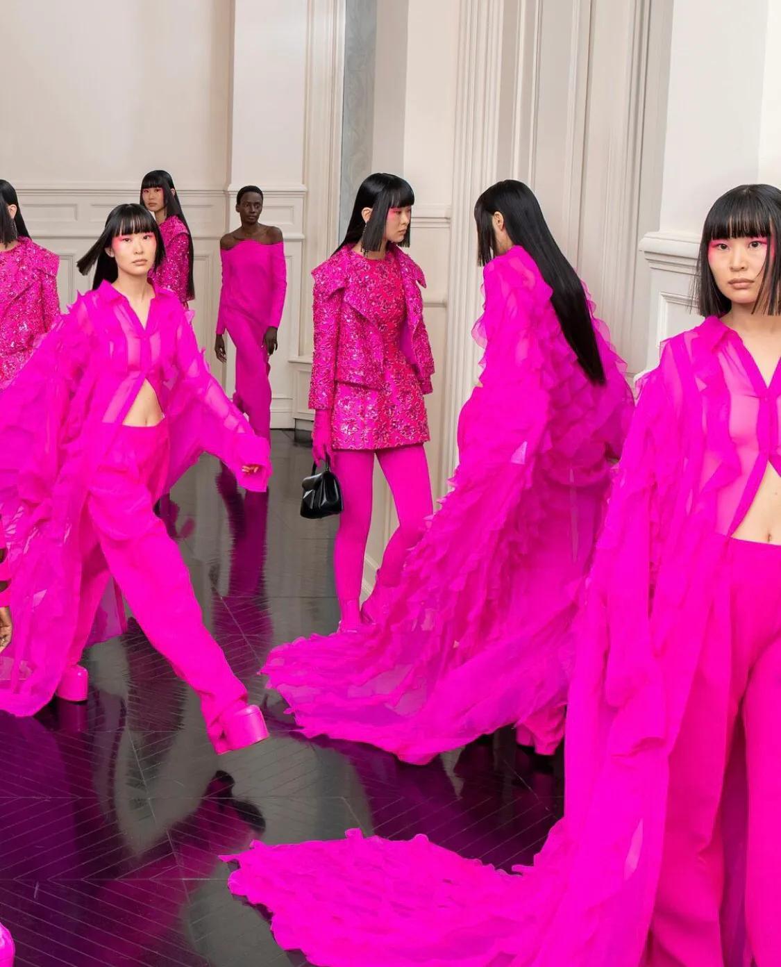 pink Barbie style inspiration_时尚芭比娃娃_Barbiecore fashion trend