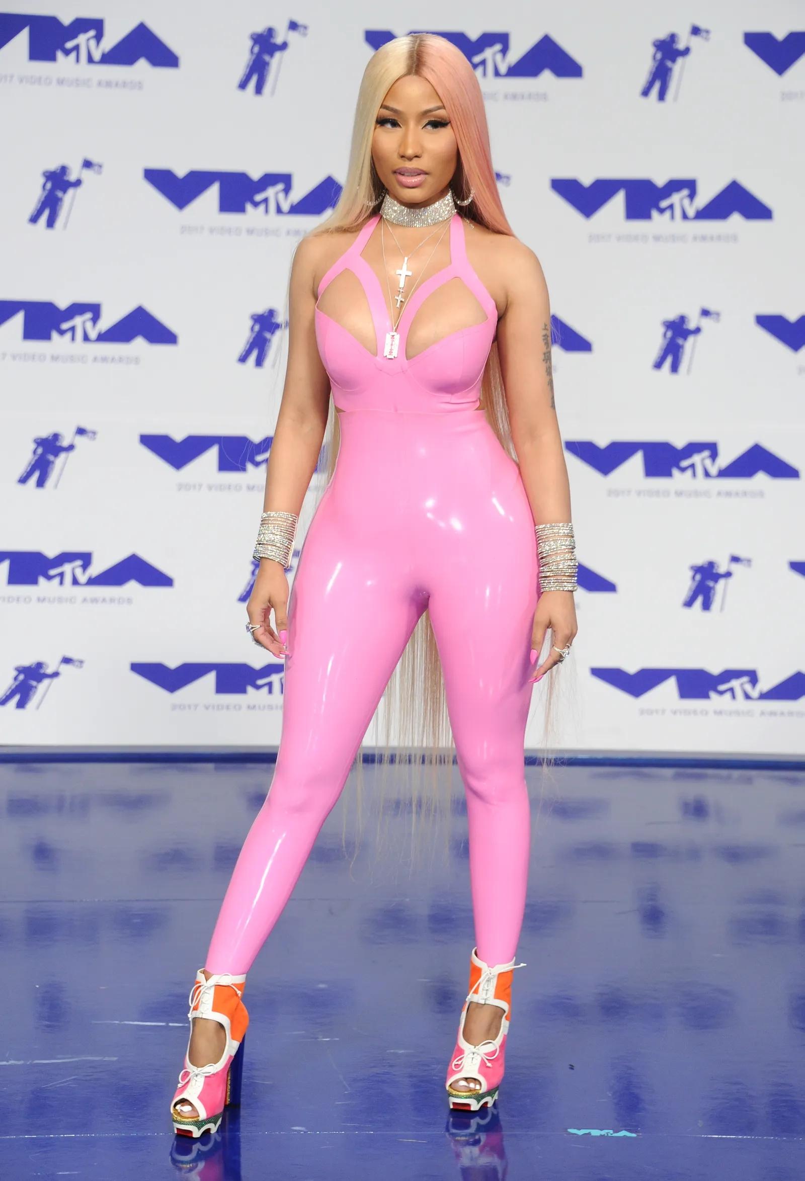 时尚芭比娃娃_Barbiecore fashion trend_pink Barbie style inspiration