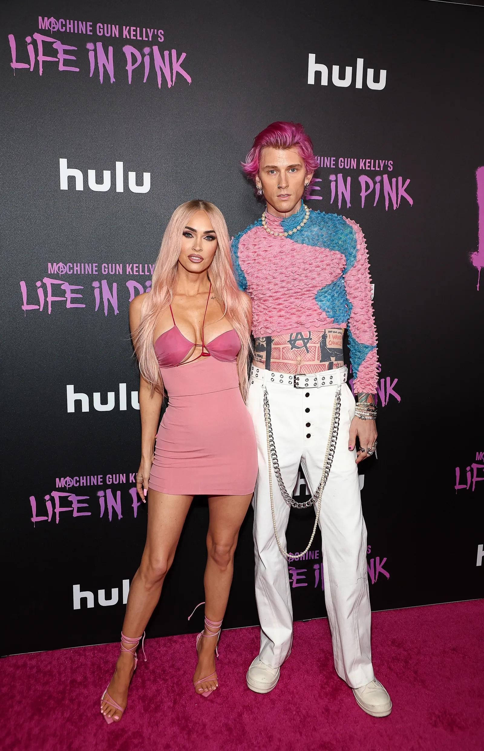 时尚芭比娃娃_pink Barbie style inspiration_Barbiecore fashion trend