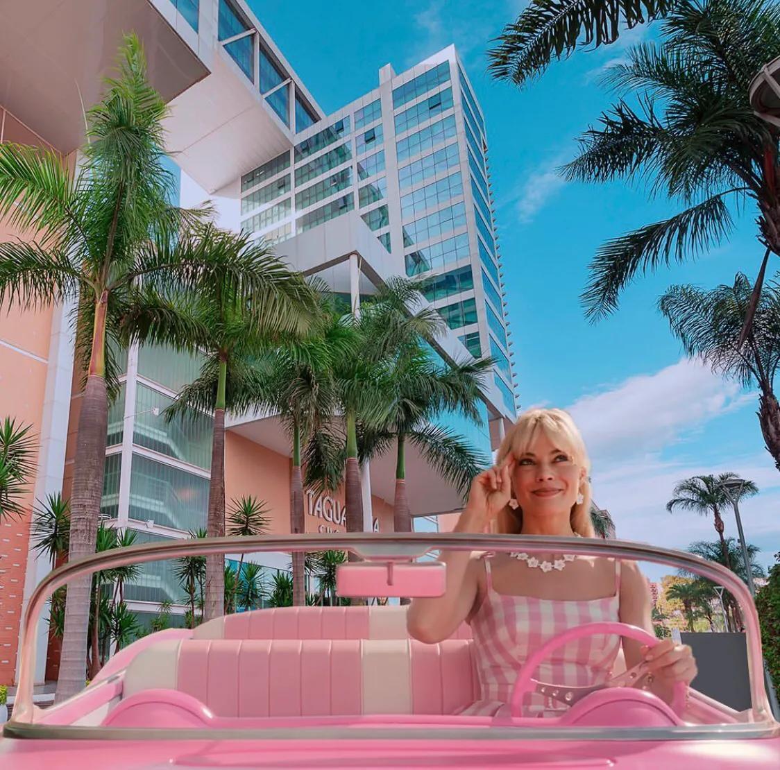 Barbiecore fashion trend_pink Barbie style inspiration_时尚芭比娃娃