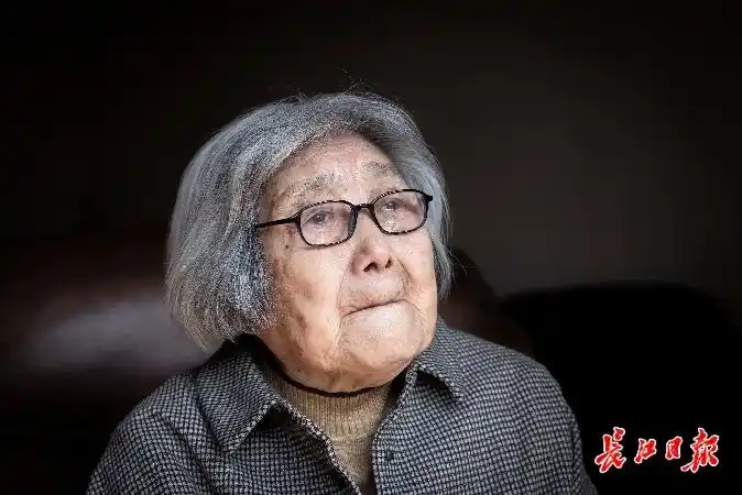 女飞行员2次驾机冲向蘑菇云_空中追逐蘑菇云往事_第二代女飞行员张连芳
