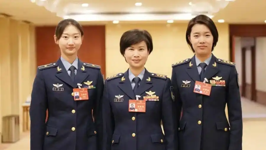 空军三代女飞两会“同框”：飞行是职业，更是信仰