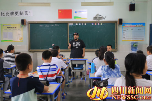 美国男子放弃事业到中国教书：8岁就立志(图)