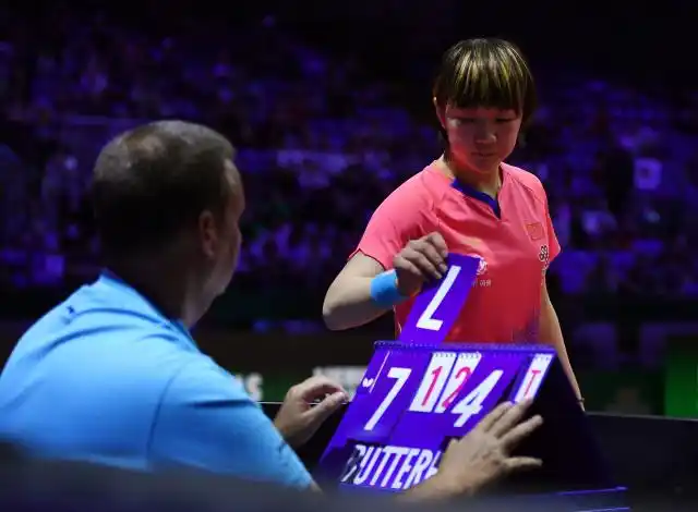 孙颖莎战胜朱雨玲 将与王曼昱争冠_2019世界乒乓球锦标赛女双半决赛 孙颖莎王曼昱陈梦朱雨玲比赛过程