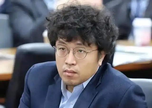 沈伯洋慌了！12名“台独”顽固分子中，为何他先被刑事立案？