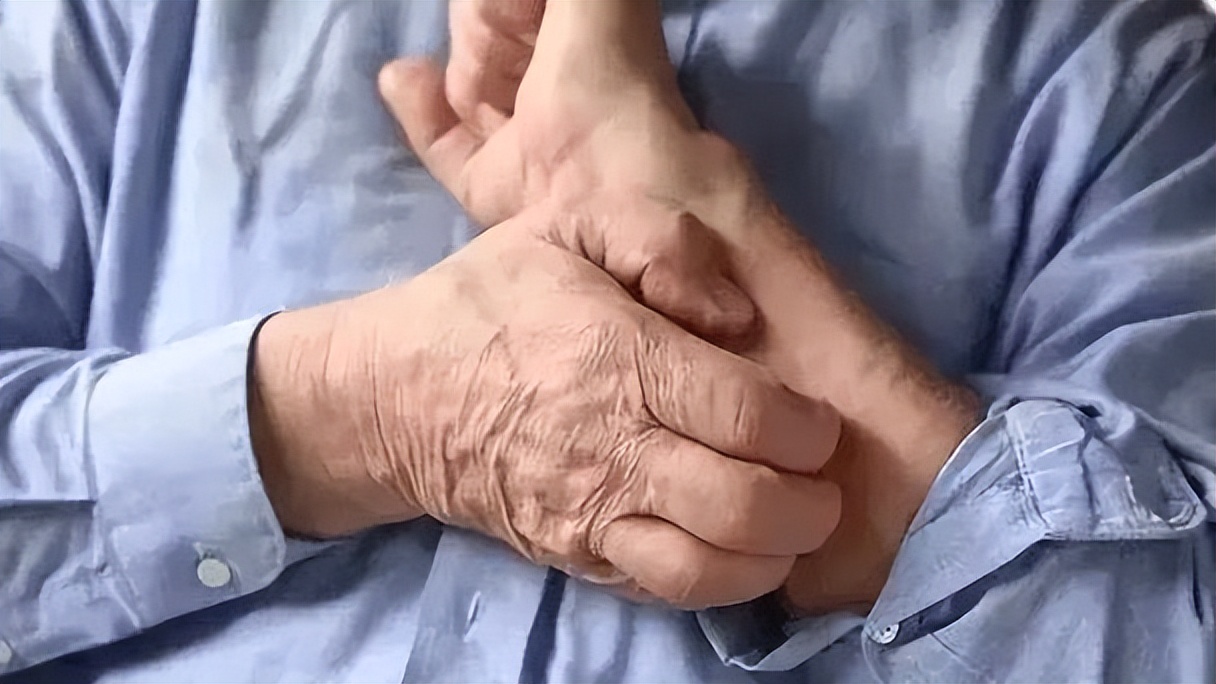 大腿根部出汗有味原因处理方法_股癣症状预防技巧_股藓 用什么洗澡