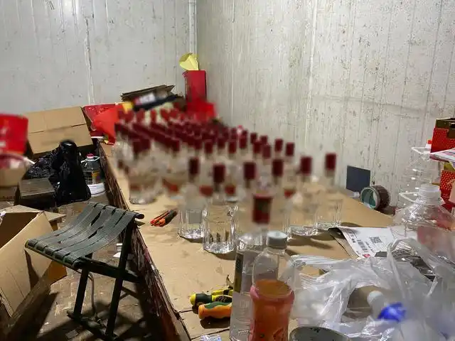 打击制售假冒白酒犯罪_“名酒生产线”被查:成本几十卖几千_北京警方收网行动