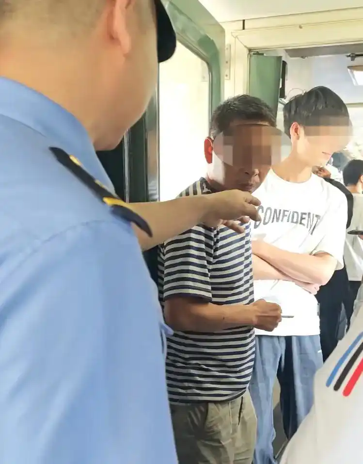 绿皮火车车厢连接处吸烟投诉_12306:普速列车车厢连接处允许吸烟_祁女士诉K423列车吸烟事件