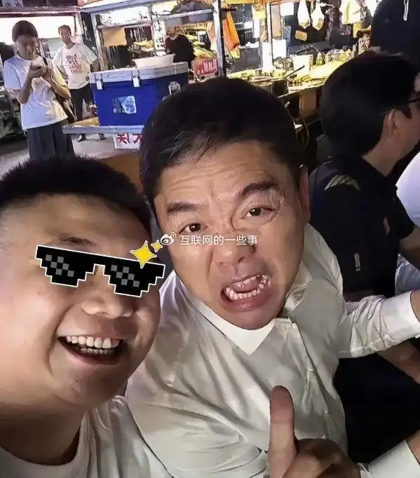 刘强东深夜夜市豪饮跳舞_刘强东直播炒菜调侃马云_商业大佬接地气行为