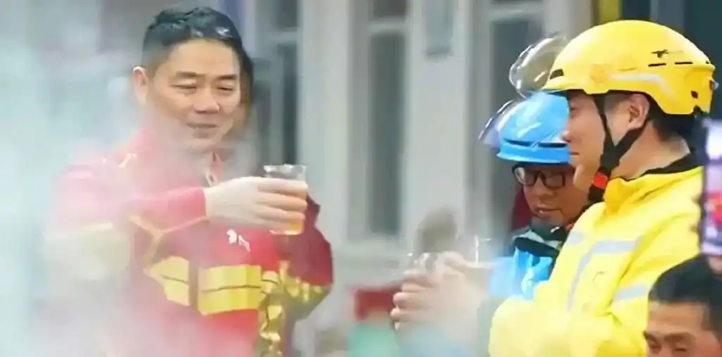 刘强东直播炒菜调侃马云_商业大佬接地气行为_刘强东深夜夜市豪饮跳舞