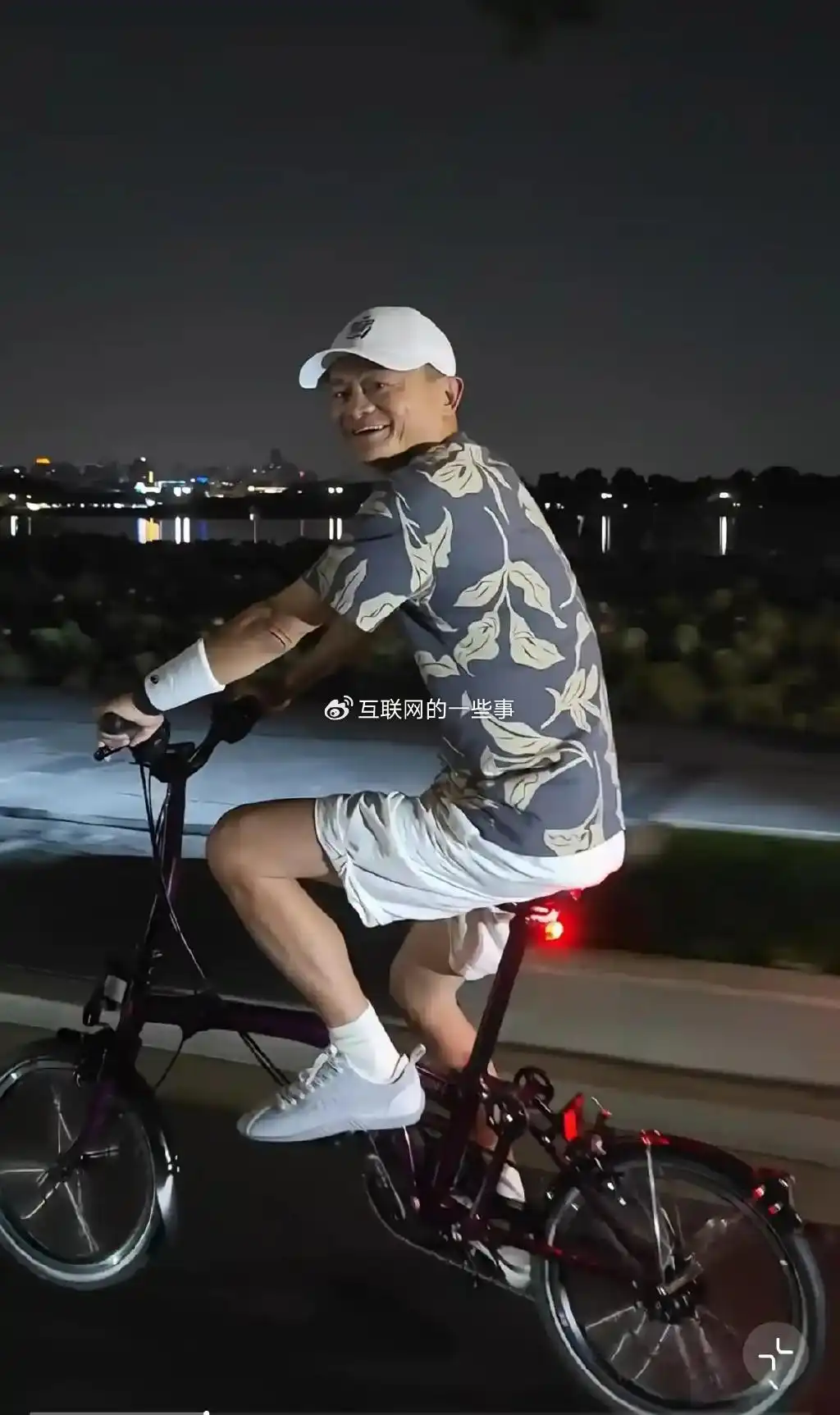 刘强东深夜夜市豪饮跳舞_刘强东直播炒菜调侃马云_商业大佬接地气行为
