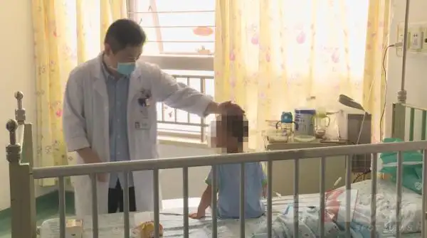 低龄幼儿烫伤预防_女童洗澡被哥哥用打火机零件电伤_家长烧水洗澡安全