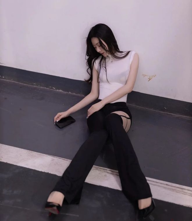 午夜惊情！醉酒女孩紧身裤高跟鞋的致命魅惑！