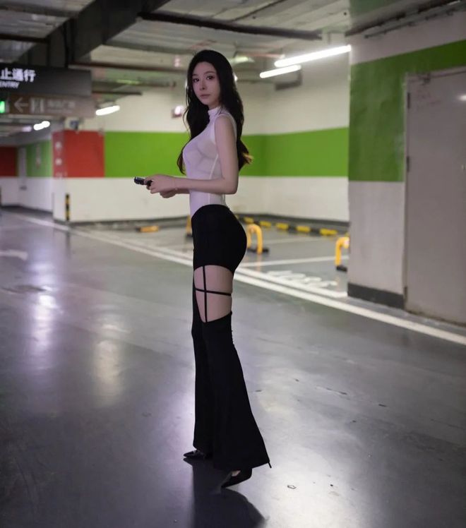 午夜模特拍摄_醉酒女孩紧身裤_高跟诱惑