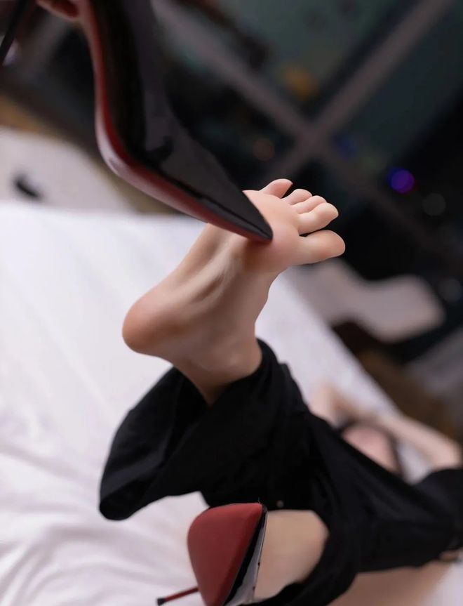 醉酒女孩紧身裤_午夜模特拍摄_高跟诱惑