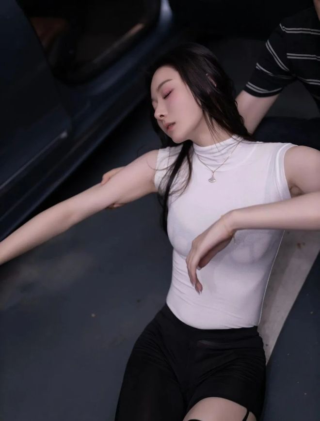 午夜模特拍摄_高跟诱惑_醉酒女孩紧身裤