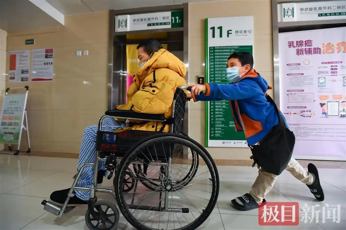 极目锐评｜愿这个坚强懂事的8岁男孩，未来少风雨、多坦途