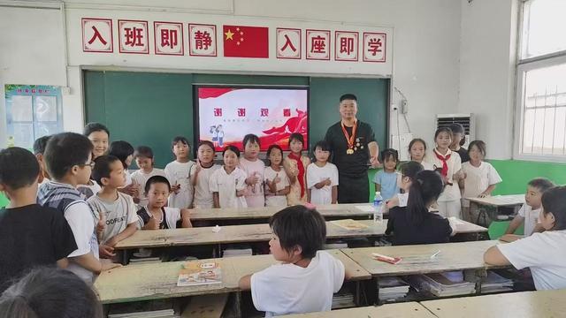基层人大代表国防教育课_人大国防生分配_乡村孩子国防知识讲座
