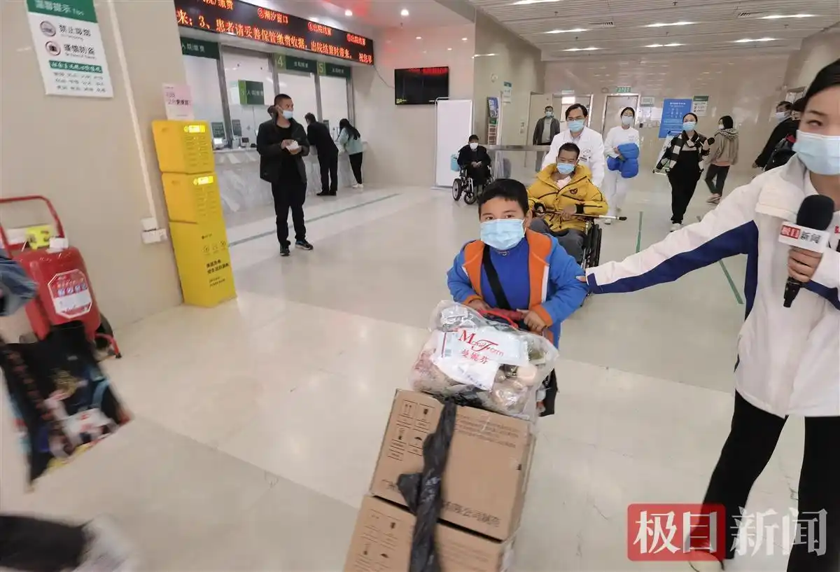 8岁男童独自照顾尿毒症爸爸武汉大学中南医院捐赠正能量奖金_stunner_q