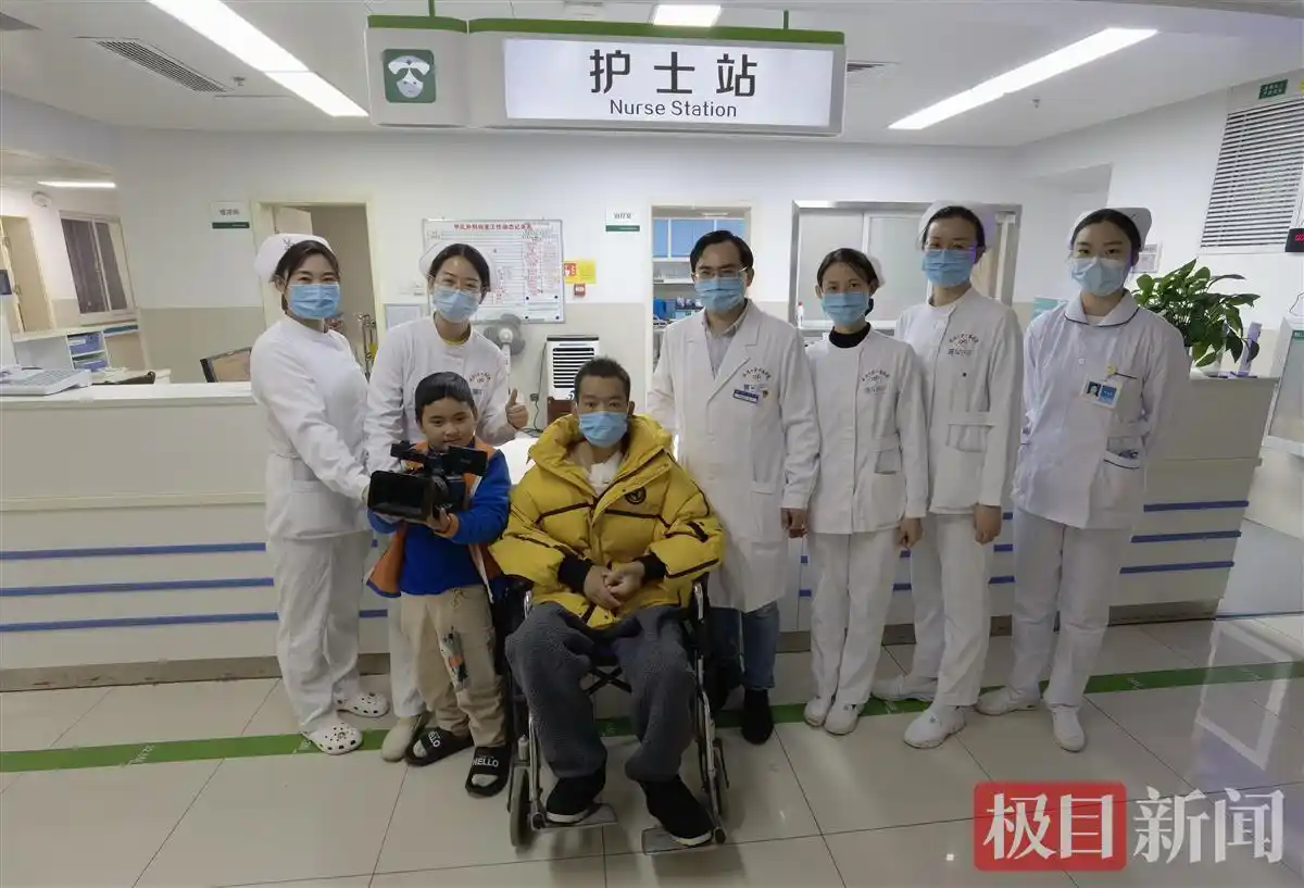 stunner_q_8岁男童独自照顾尿毒症爸爸武汉大学中南医院捐赠正能量奖金
