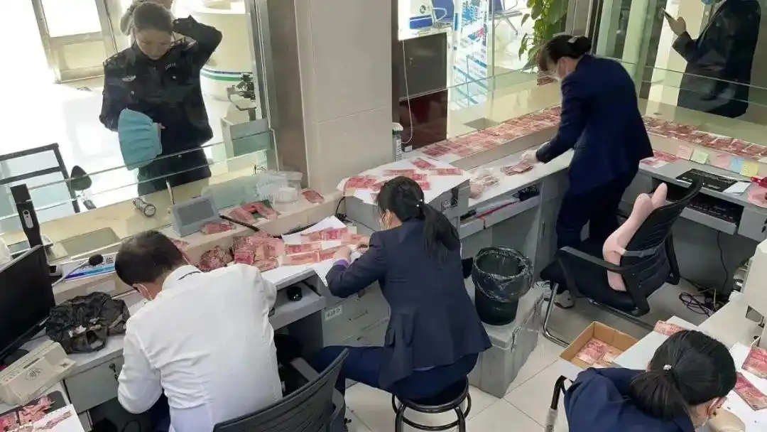 男子在施工现场发现父亲生前藏的钱_霉变币兑换流程_老人藏钱于墓霉变报警