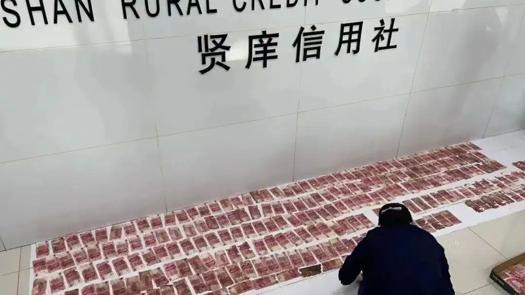 老人藏钱于墓霉变报警_男子在施工现场发现父亲生前藏的钱_霉变币兑换流程