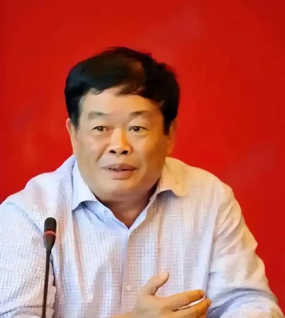 曹德旺怒怼副县长、摔门不干，这本书揭开“中国首善”的真实底色