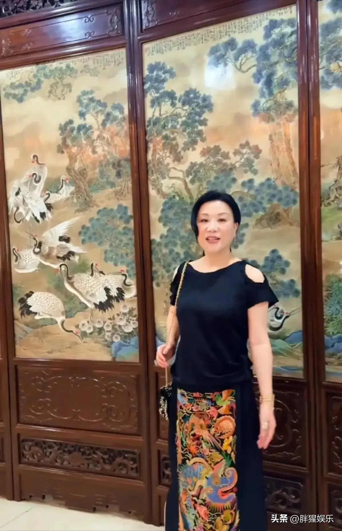 吕良伟老婆杨小娟年龄_吕良伟不老秘诀_杨小娟保养心得
