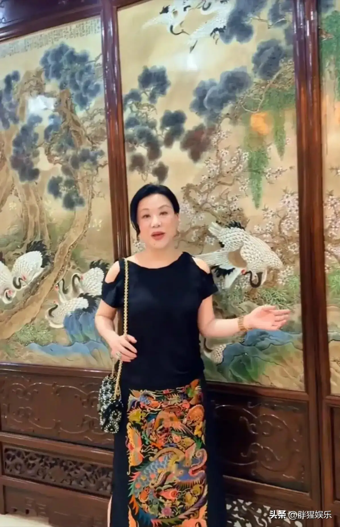 吕良伟老婆杨小娟年龄_吕良伟不老秘诀_杨小娟保养心得