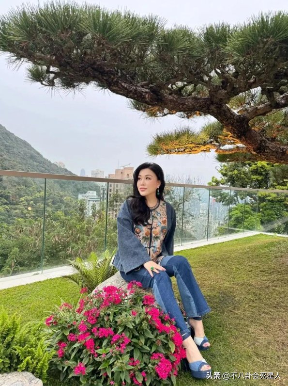 杨小娟近照_杨小娟与吕良伟恩爱_吕良伟老婆杨小娟年龄