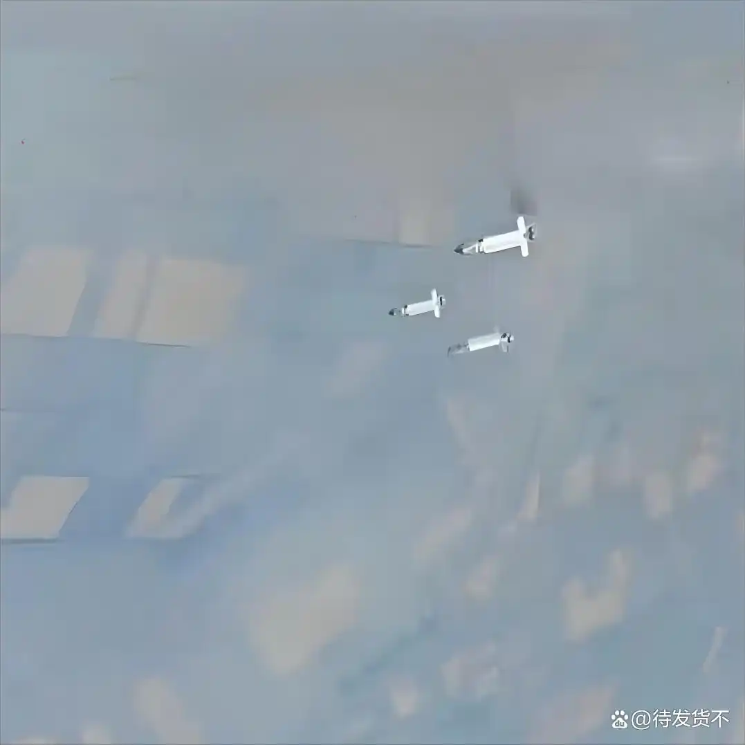 轰炸机战争_俄军苏-34战斗轰炸机导弹_苏-34战斗轰炸机作战视频