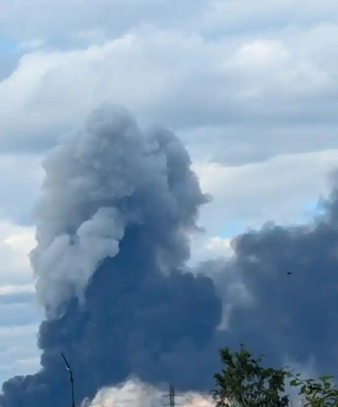 轰炸机战争_俄乌冲突 图-95战略轰炸机 FPV自杀式穿越机