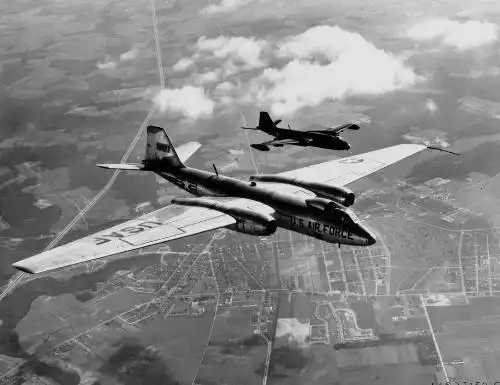 轰炸机战争_军用飞机发展史_一机多用飞机类型