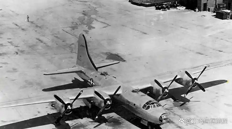 二战备胎轰炸机_轰炸机战争_B-32统治者轰炸机