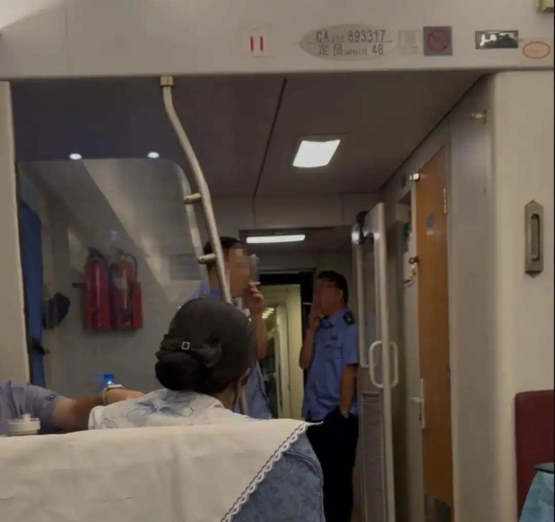 列车工作人员被举报餐车内吸烟，最新回应