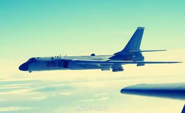 解放军轰-6K夜行绕台_解放军出动轰炸机编队巡航 解读来了_台军汉光34号演习导弹拦截