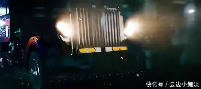 变形金刚2电影完整版_变形金刚2 迈克尔贝 导演 色彩搭配 视觉效果 剧情概述 堕落者 太阳神钥 勇气 友谊 象征 摄影风格