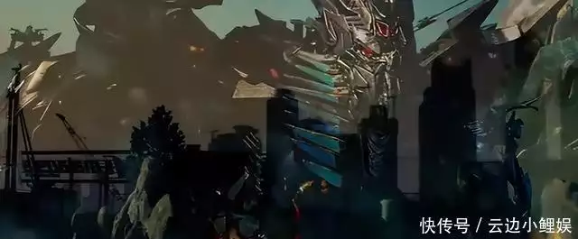 变形金刚2电影完整版_变形金刚2 迈克尔贝 导演 色彩搭配 视觉效果 剧情概述 堕落者 太阳神钥 勇气 友谊 象征 摄影风格