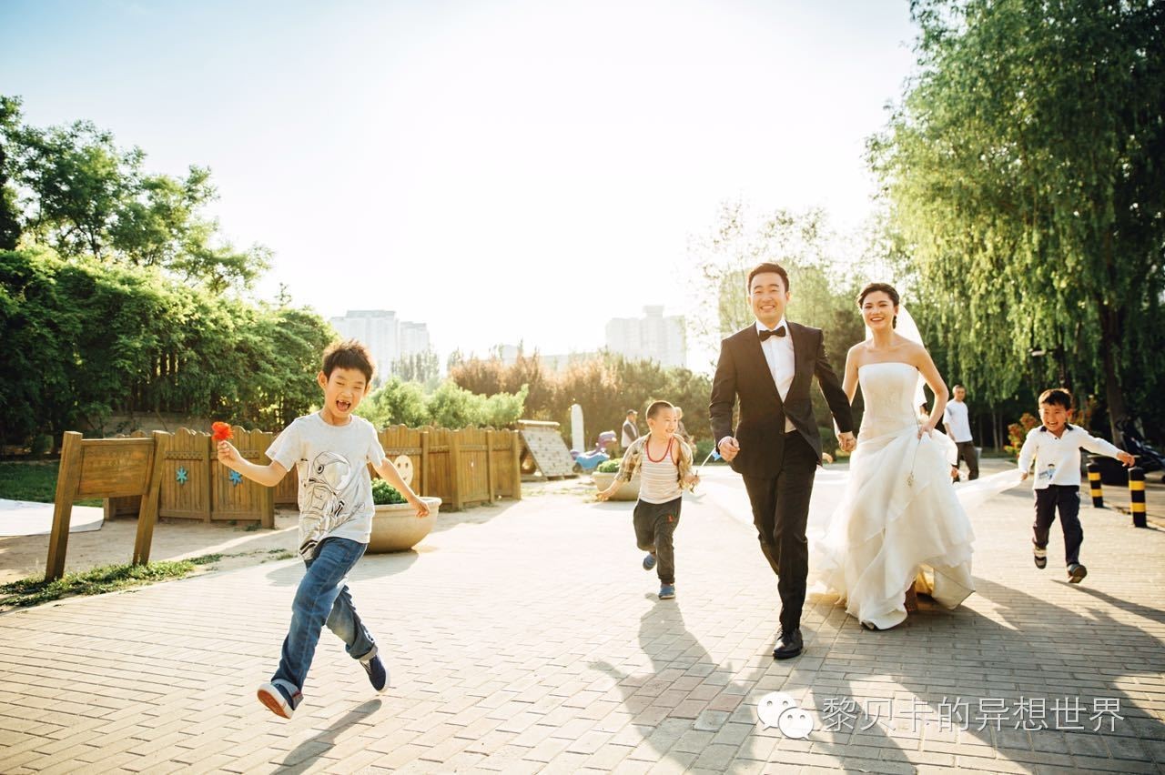 婚纱照抓拍瞬间_婚纱照旅拍攻略_浪漫婚纱图片