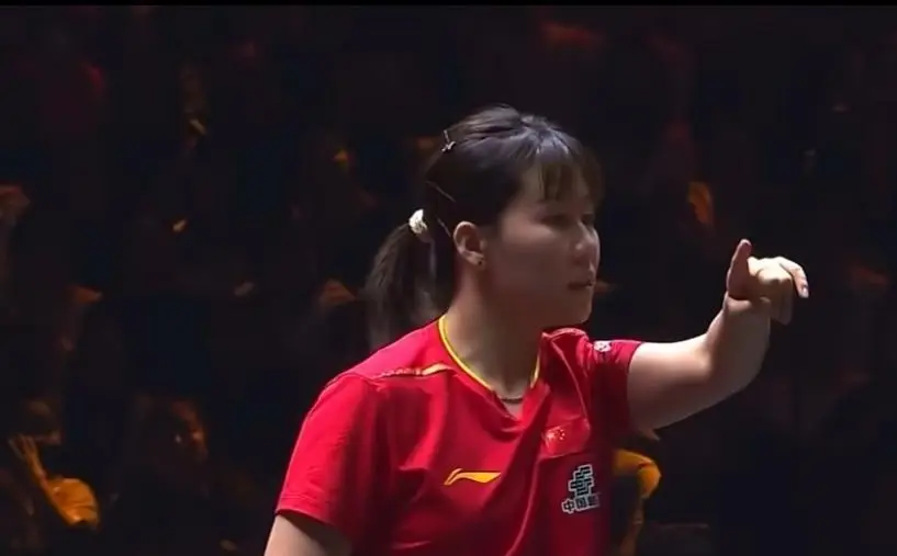 孙颖莎晋级女单决赛，陈幸同举手引热议，人民日报送祝福