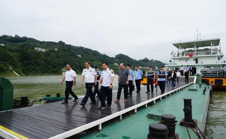 思想之光照亮法治航程_深入学习贯彻习近平法治思想 三峡水域安全保障 点亮法治之光守护三峡安宁