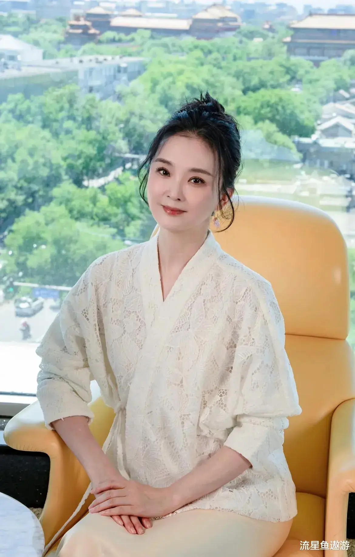 晴格格王艳家的星二代：19岁球球染黄发练腹肌上北大！