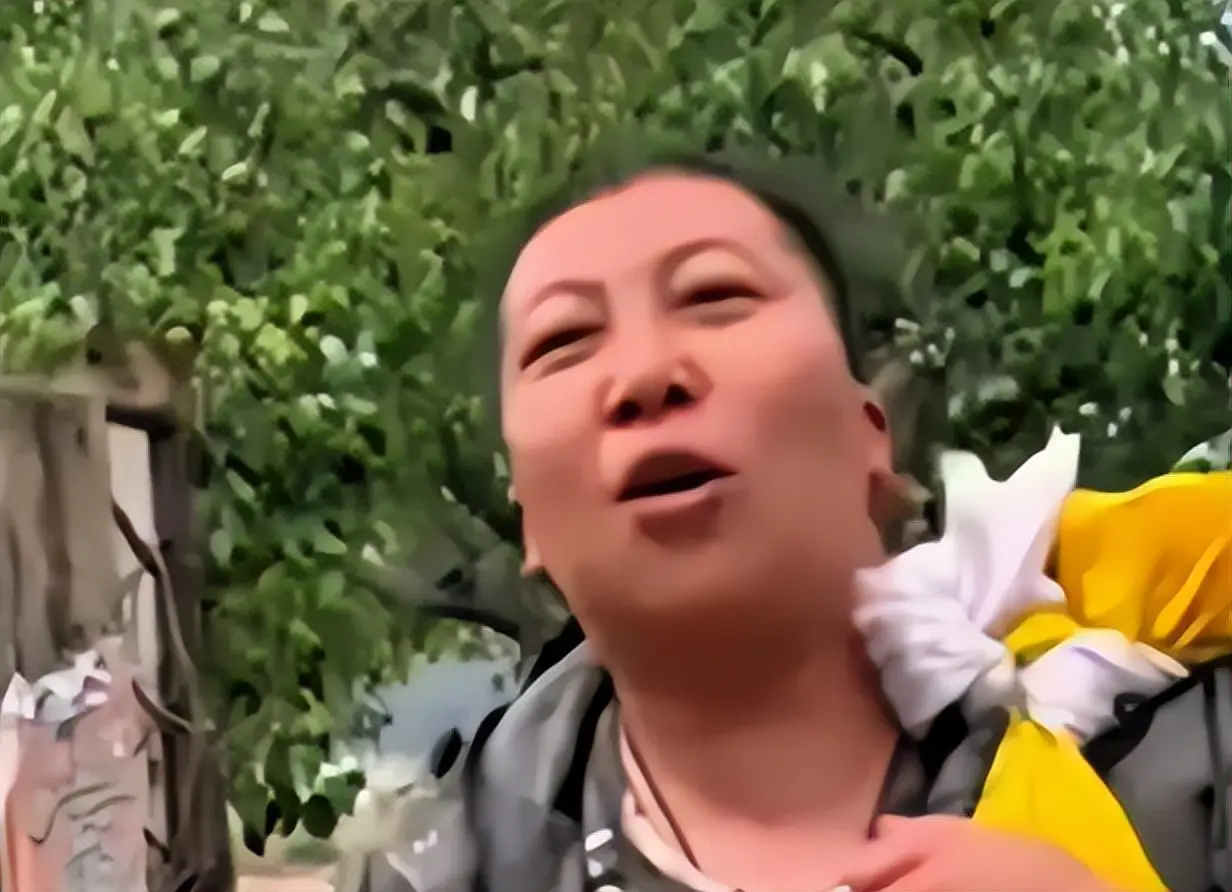 网红违规处罚案例_直播行业监管整顿_网红“小黑妮”结婚带货 直播间被封