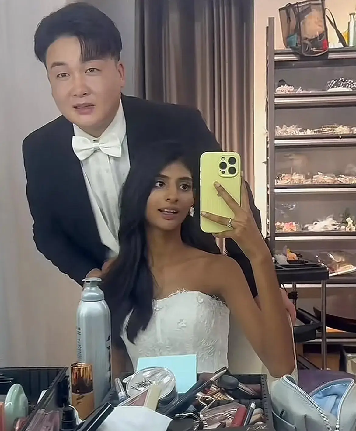 百万网红小黑妮 摄影师男友 婚礼喜讯_网红“小黑妮”结婚带货 直播间被封