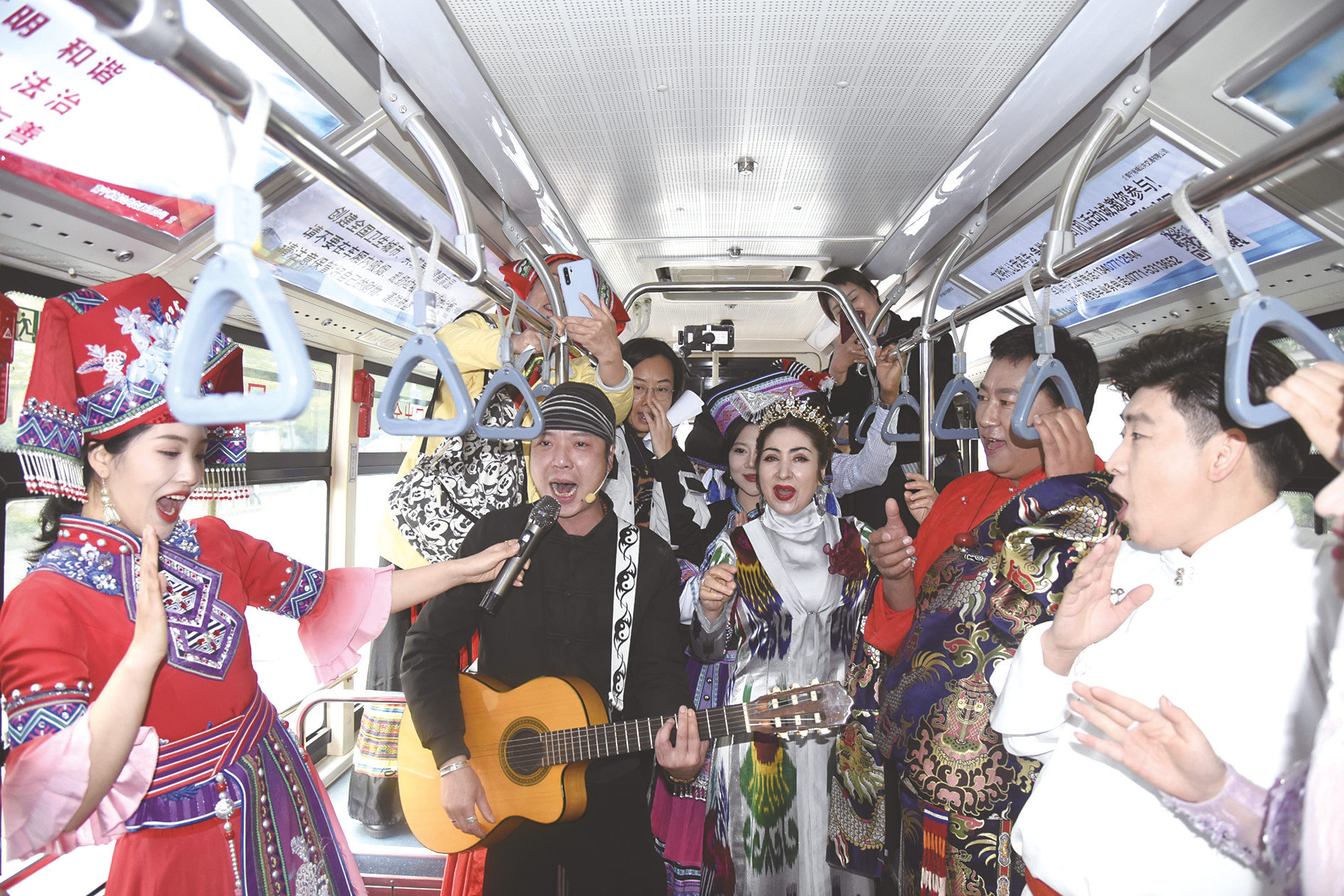 民歌巴士发车 一路欢歌笑语