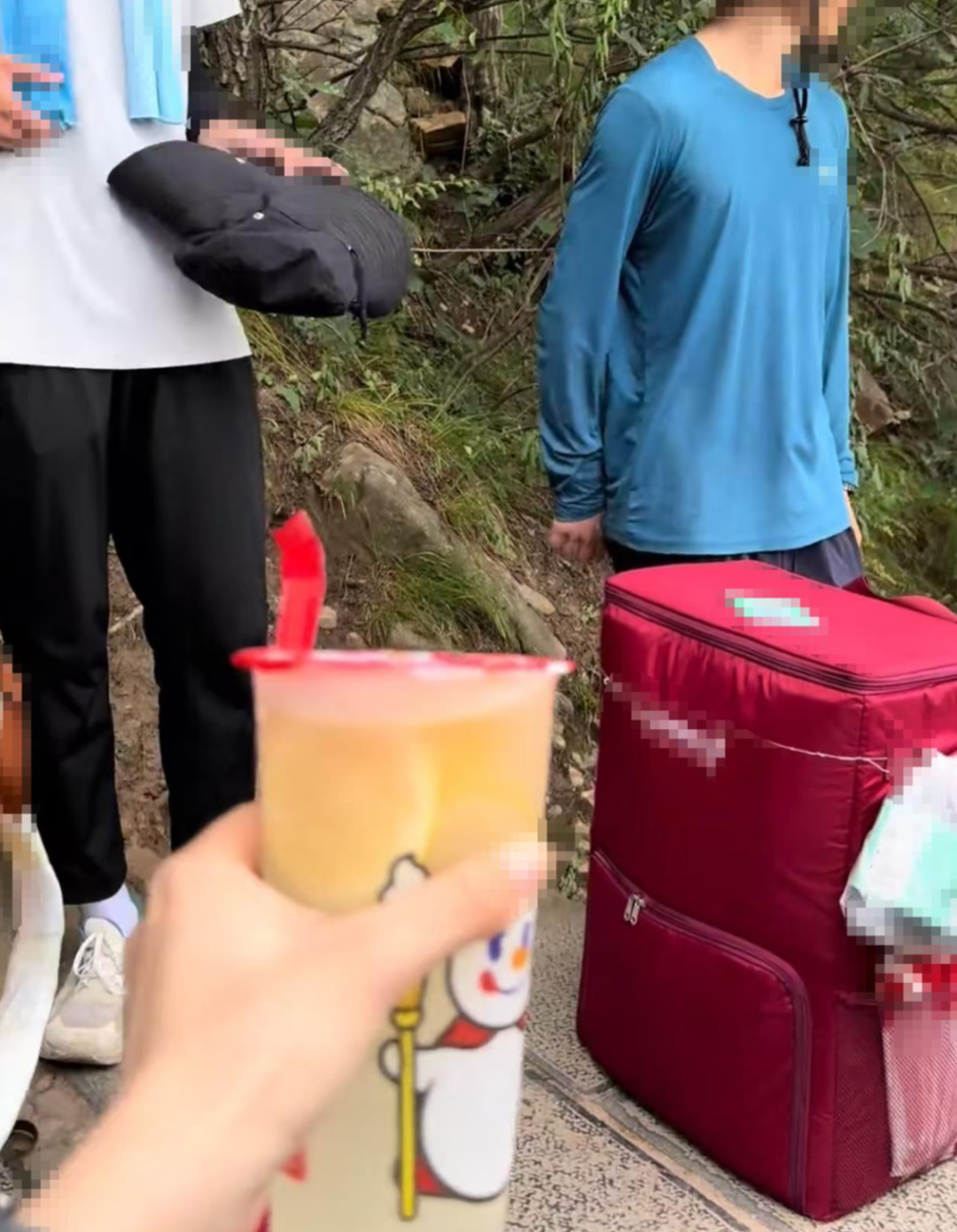 小伙扛蜜雪冰城柠檬水上嵩山沿途售卖，10元一杯，景区称违反规定