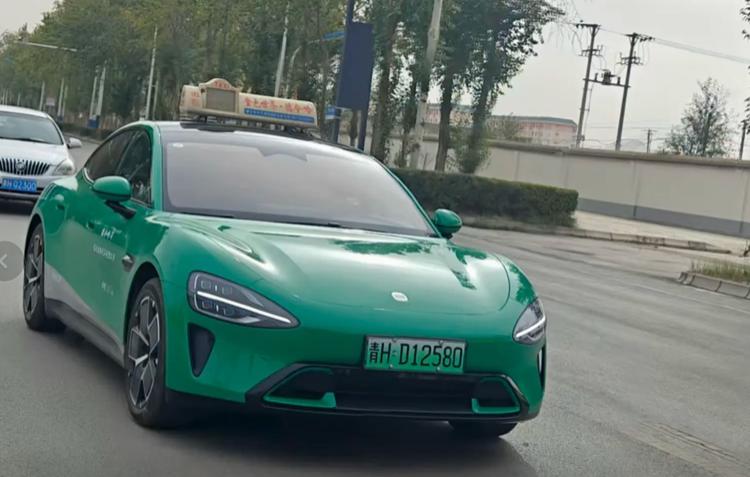 小米SU7跑出租车，车主同意、乘客开心，同行不乐意直接举报了！